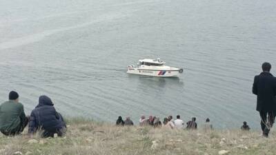 Adıyaman’ın Kahta ilçesinde Atatürk Baraj kenarındaki bir tekneyi denemek için