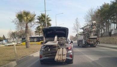 Adıyaman'da bir sürücü, otomobilinin bagajına yüklediği tahtalar nedeniyle trafikte tehlikeli