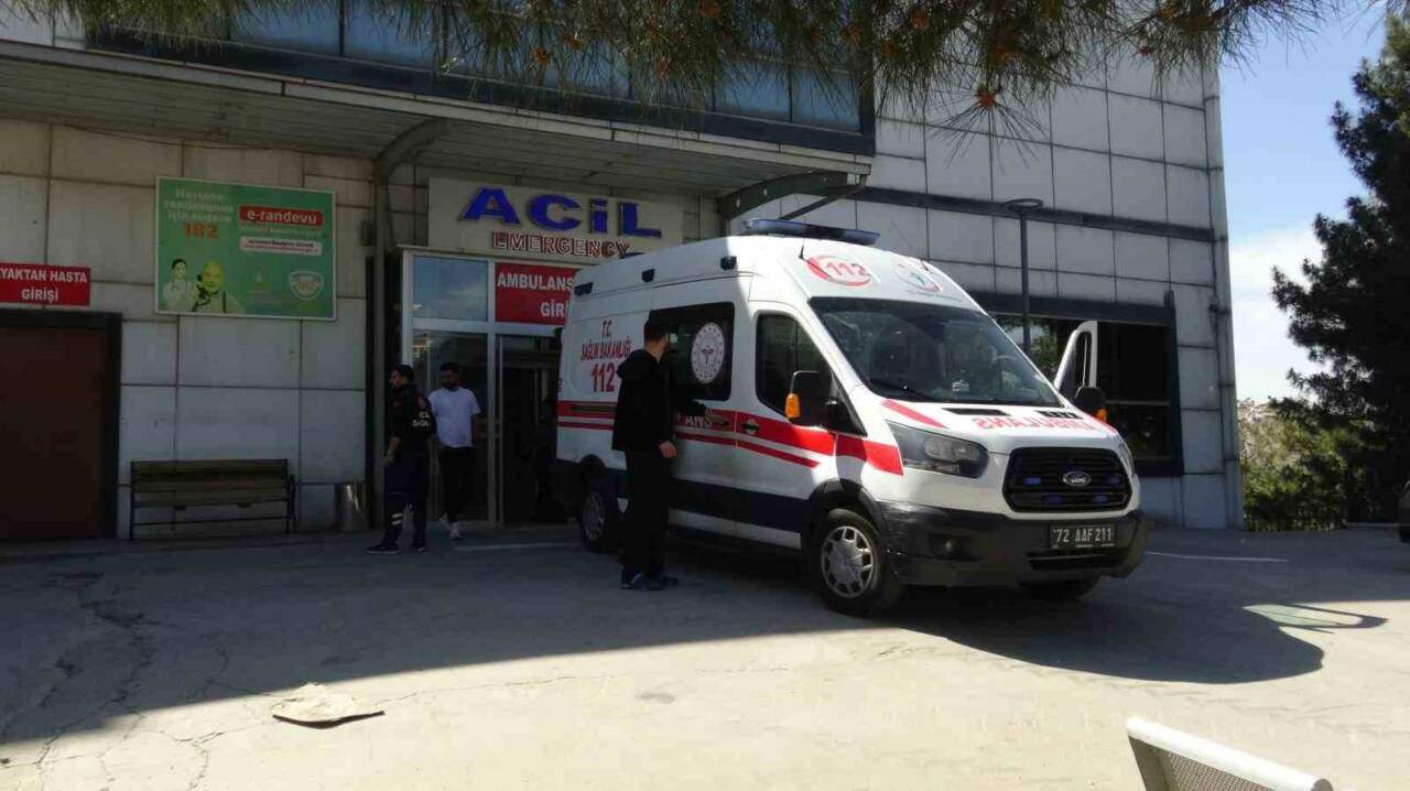 Batman’ın Gercüş ilçesinde sürücüsünün kontrolünden çıkan otomobilin yoldan çıkarak taşlara