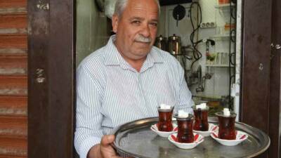 Gaziantep’in tarihi Almacı Pazarı’nda herkesin ’Çaycı İsmet baba’ diye hitap