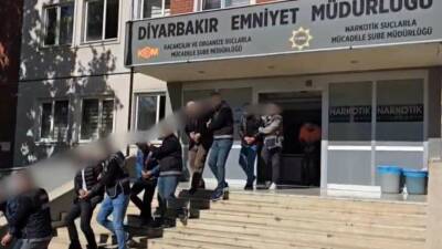 Diyarbakır merkezli uyuşturucu operasyonlarında gözaltına alınan 47 şüpheliden 29’u tutuklandı.