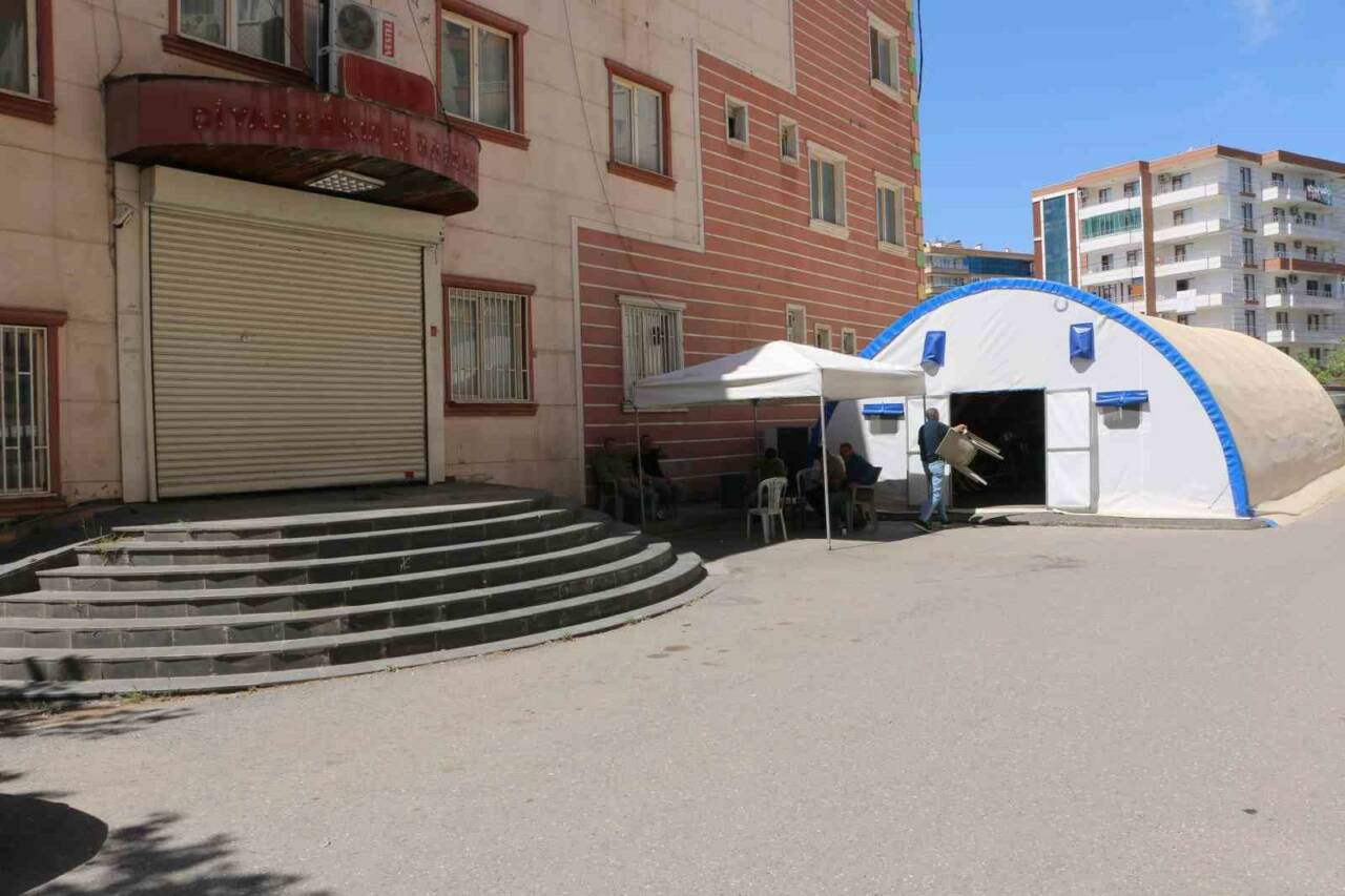 Diyarbakır’da, 2019’dan beri eski HDP İl Başkanlığı binası önünde oturma