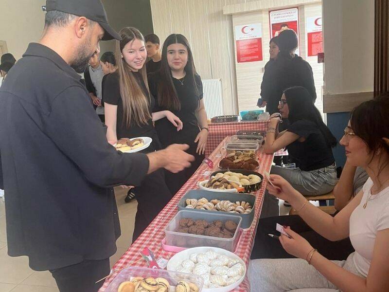 Diyarbakır Kayapınar Fen Lisesi öğrencileri ve öğretmenleri, Gazze'deki çocuklara yardım