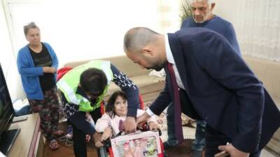 Nizip Belediyesi, ilçedeki engelli 2 vatandaşa akülü ve manuel sandalye