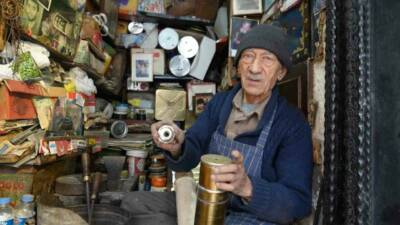Gaziantep’te 66 yıldır teneke ustalığı yapan 86 yaşındaki Mehmet Aydın