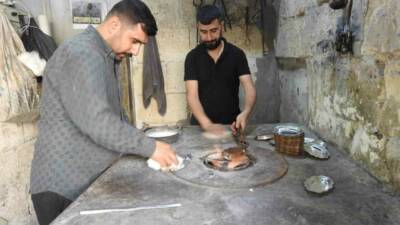 Gaziantep’te unutulmaya yüz tutan kalaycılık mesleğinin son temsilcileri olan ustalar