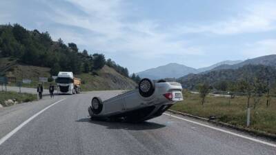 Adıyaman'ın Gölbaşı ilçesinde meydana gelen trafik kazasında otomobil takla attı,