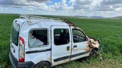 Adıyaman'ın Besni ilçesinde otomobil ile hafif ticari aracın çarpışması sonucu