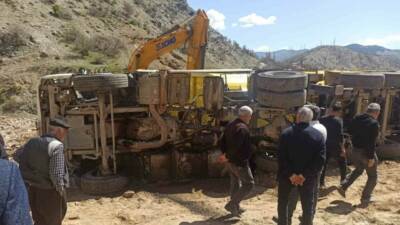 Adıyaman’ın Sincik ilçesinde boşaltım yapan hafriyat kamyonu devrildi.