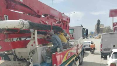 Adıyaman’da, işçilerin beton pompası üzerindeki tehlikeli yolculuğu tepkilere neden oldu.