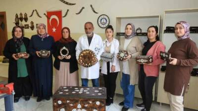 Gaziantep’te sedef kakma kursuna katılan kadınlar, hünerli elleriyle birbirinden güzel