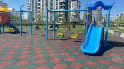 Adıyaman’ın Kahta ilçe Belediyesi Park ve Bahçeler Müdürlüğü ekipleri, ilçedeki