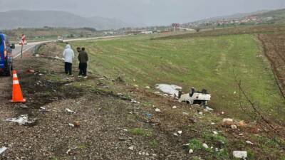 Çelik rampasında meydana gelen trafik kazasında kamyonetin şarampole yuvarlanması sonucu