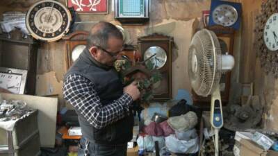 Kilis’te 25 yıldır saat tamirciliği yapan İzzet Özmert, mesleğini çocuk