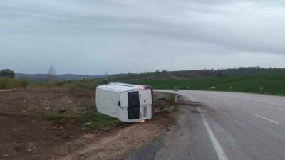 Adıyaman’ın Gölbaşı ilçesinde meydana gelen trafik kazasında minibüs devrilmiş ve