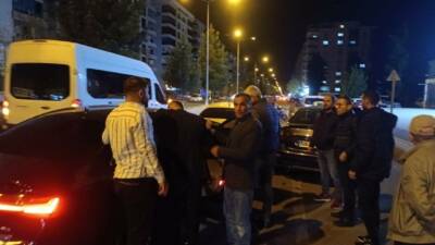 Mardin’in Midyat ilçesinde iki otomobilin çarpıştığı kazada aralarında AK Parti