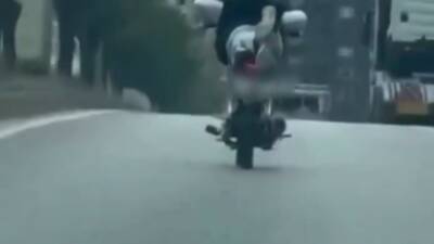 Gaziantep’te trafikte ilerleyen motosikletli genç, yaptığı tehlikeli hareketlerle hem kendi