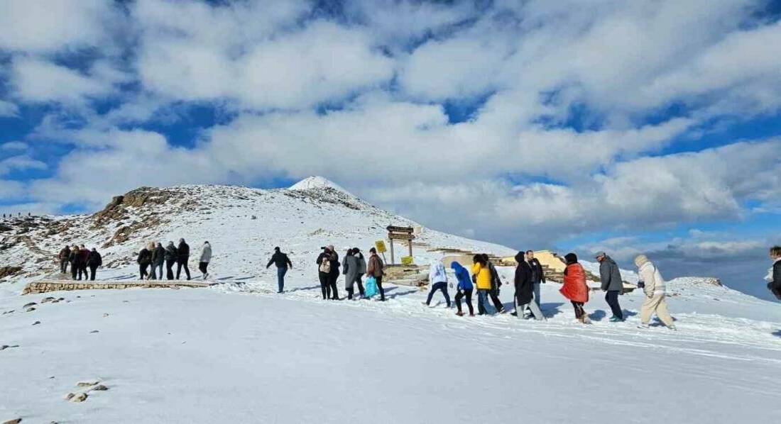 Adıyaman’ın Kahta ilçesindeki Nemrut Dağı’nı ziyarete gelen turistler, Nisan ayının