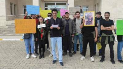 Harran Üniversitesi öğrencileri, sahipsiz sokak köpeğinin saldırısından kaçmaya çalışırken otomobilin