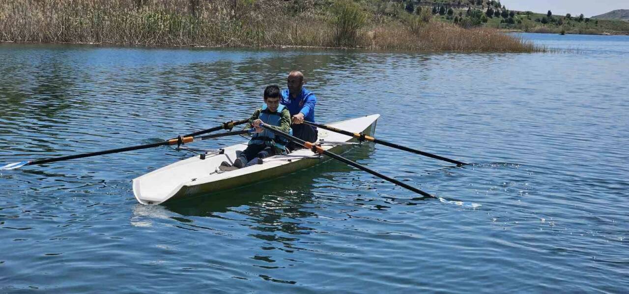 Adıyaman’da otizmli çocuklar, kürek sporu ile tanışarak hem eğlendi hem