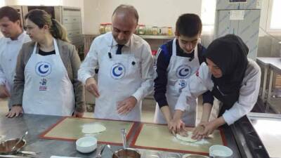 Adıyaman’da otizmli çocuklar kendi elleriyle yaptıkları pizzaları hem kendileri yedi