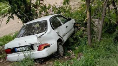 Adıyaman’da, kontrolden çıkan bir otomobil şarampole yuvarlandı.