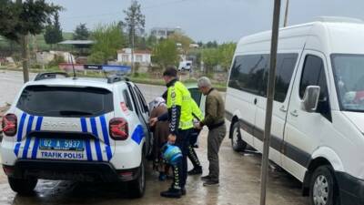 Adıyaman’da, yağmurlu havada markete gelmek zorunda kalan yaşlı kadının alışverişini