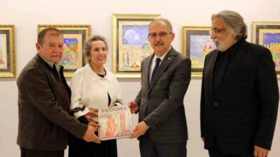 Ressam Alev Burhanoğlu, kağıt üzerine karışık teknikle yaptığı eserlerinden oluşan