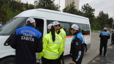 Şanlıurfa Büyükşehir Belediyesi Zabıta Trafik Şube Müdürlüğü ekipleri, kentte ulaşım