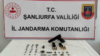 Şanlıurfa’da gerçekleştirilen tarihi eser kaçakçılığında 2 zanlı gözaltına alınırken yapılan