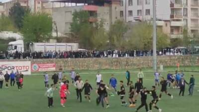 Siirt'in Kurtalan ilçesinde oynanan Kurtalanspor ile Hakkari Zap Spor arasındaki