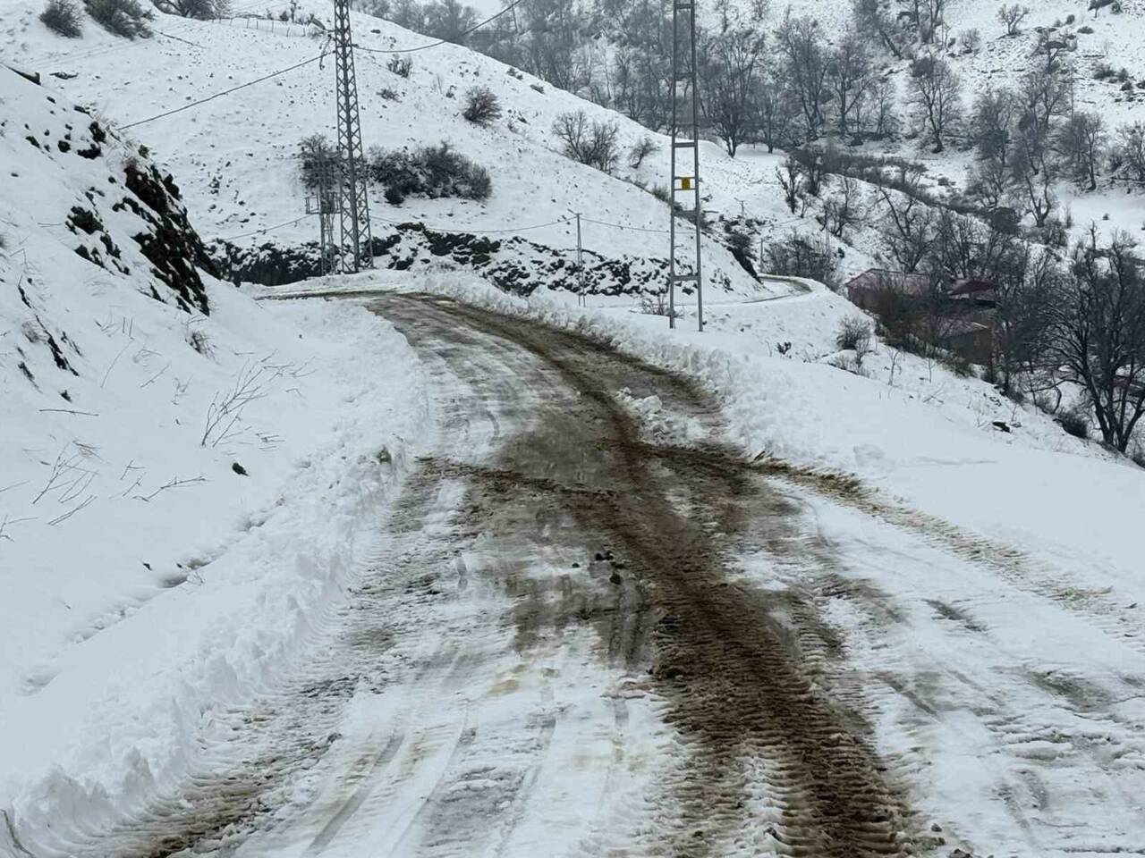 Siirt’in Şirvan ilçesinde kar yağışı nedeniyle kapanan köy ulaşıma açıldı.