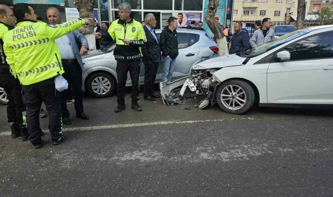 Siirt’te seyir halindeki otomobil, park halindeki 3 araca çarptı. Ölen