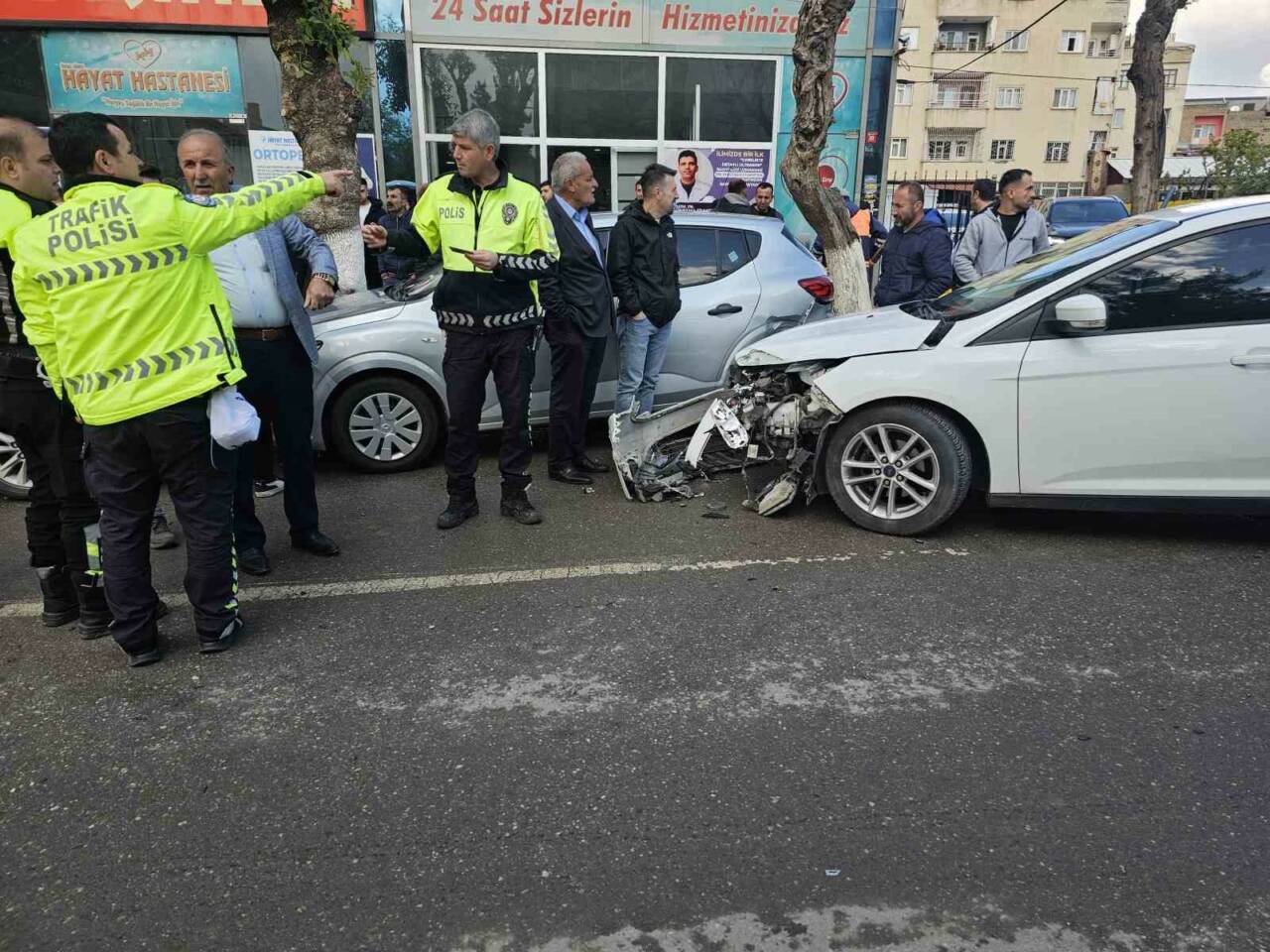 Siirt’te seyir halindeki otomobil, park halindeki 3 araca çarptı. Ölen