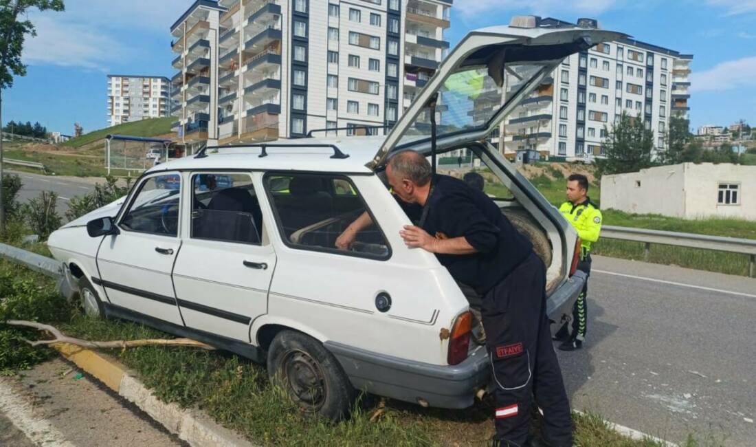 Siirt’te otomobilin refüje çarptığı kazada 1 kişi yaralandı.