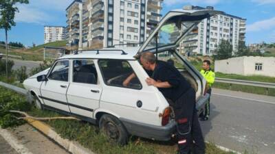 Siirt’te otomobilin refüje çarptığı kazada 1 kişi yaralandı.
