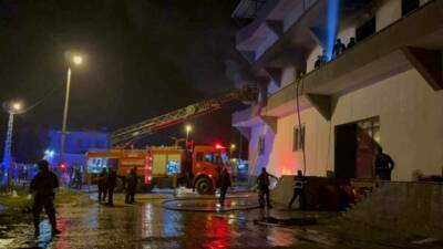 Siirt’in Gökçebağ beldesinde bir terlik fabrikasında meydana gelen yangın söndürülürken