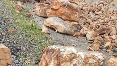 Siirt’te, Eruh-Şırnak kara yoluna düşen kaya parçaları temizlenerek ulaşım sağlandı.