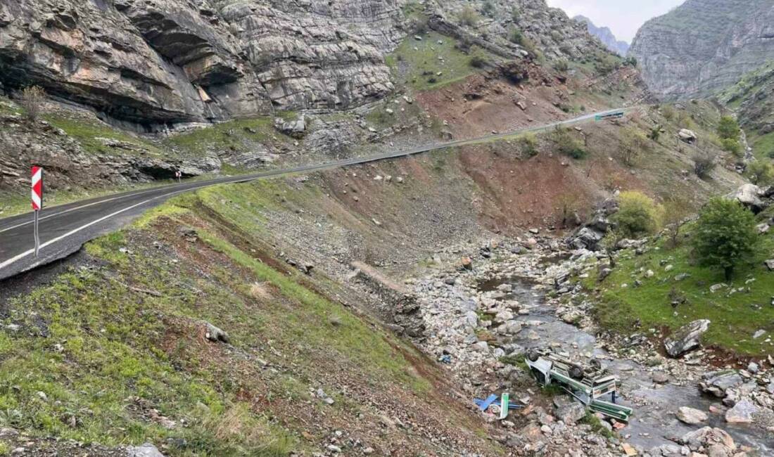 Şırnak’ın Uludere ilçesinde, sürücüsünün direksiyon hakimiyetini kaybettiği kamyonet Habur Çayına