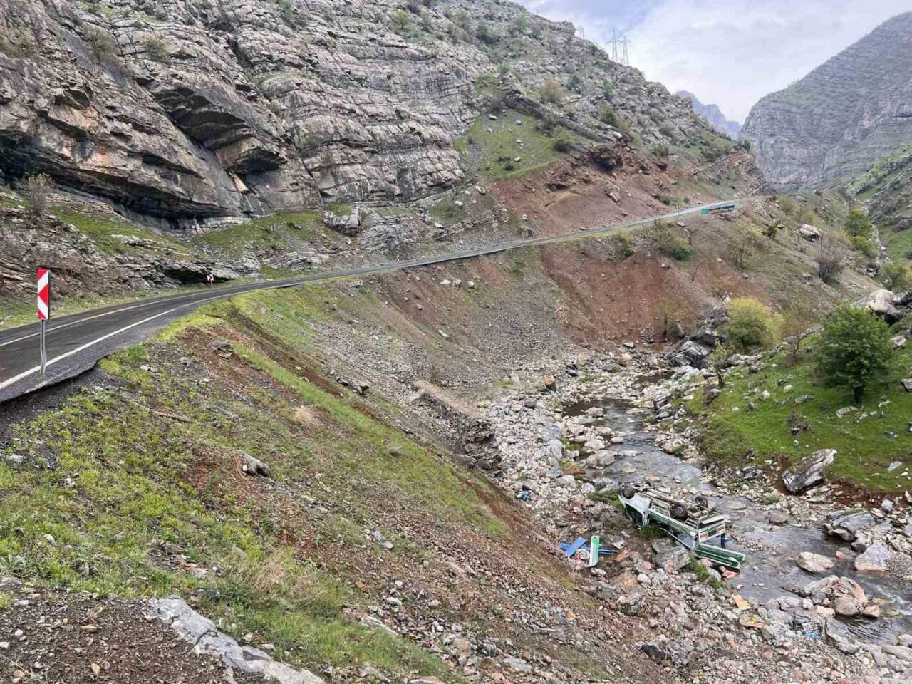 Şırnak’ın Uludere ilçesinde, sürücüsünün direksiyon hakimiyetini kaybettiği kamyonet Habur Çayına