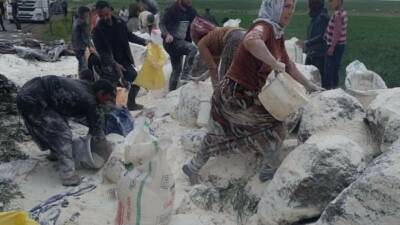 Şanlıurfa’nın Siverek ilçesinde un yüklü bir tırın devrilmesi sonucu çevreye