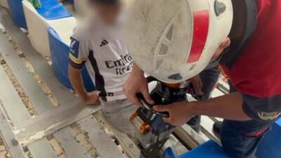 Şanlıurfa’da maç izlerken ayağı tribündeki demire sıkışan çocuk, itfaiye tarafından