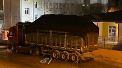 Adıyaman’ın Gölbaşı ilçesinde park halinde bulunan talaş yüklü bir tırın