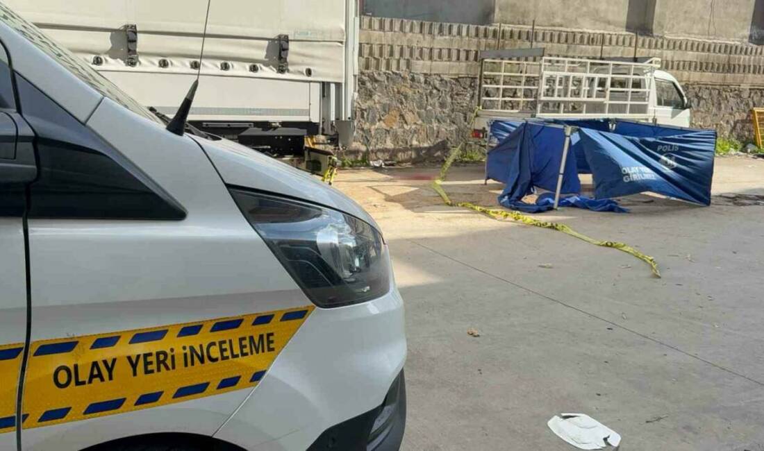 Gaziantep’te fabrika avlusunda geri manevra yapan tırın altında kalan 5