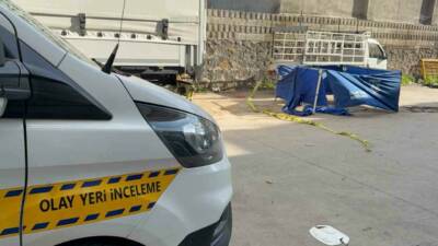 Gaziantep’te fabrika avlusunda geri manevra yapan tırın altında kalan 5