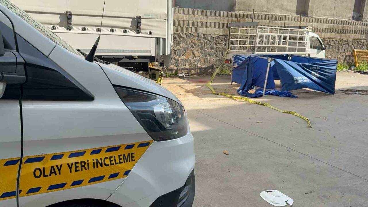 Gaziantep’te fabrika avlusunda geri manevra yapan tırın altında kalan 5