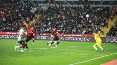 Gaziantep FK ile Fenerbahçe arasındaki maç, Gaziantep FK'nın 1-0 üstünlüğüyle