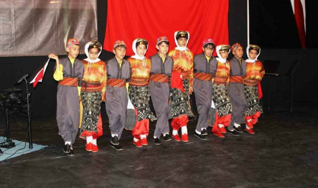 Adıyaman'ın Kahta ilçesinde 19 Mayıs coşkuyla kutlandı. Atatürk Anıtı'na çelenk