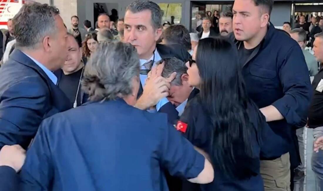 CHP Genel Başkanı Özgür Özel'e İstanbul'daki Atatürk Kültür Merkezi'nde (AKM)