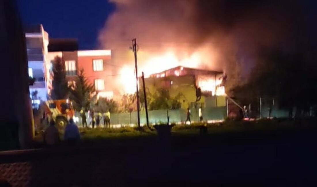 Adıyaman’da 2 katlı evde çıkan yangın paniğe neden oldu.